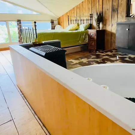 Carwyns Surf House *