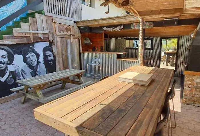 Carwyns Surf House *